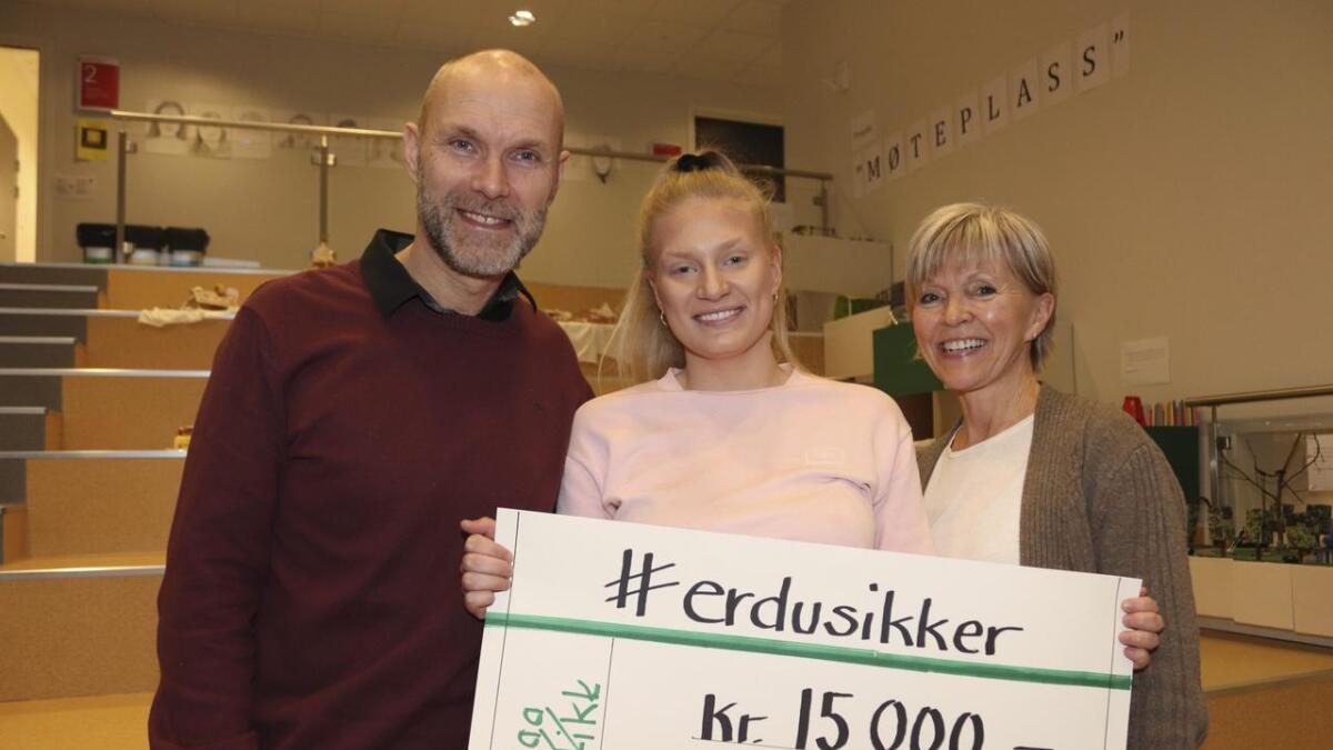 Rektor Håvard Ragnhildtveit og seniorrådgjevar Gro Fjeldtvedt, gratulerte Hanne Tveit, som vann 15.000 kroner i ein Trygg Trafikk-konkurranse.