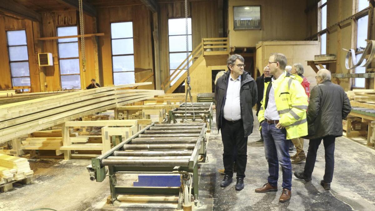Vestlandske Limtre Industri AS var éi av tre verksemder Bjørnafjorden Høgre og stortingspolitikar Tom-Christer Nilsen (H) vitja i Fusa måndag. Her saman med dagleig leiar, Gunnar Utskot.