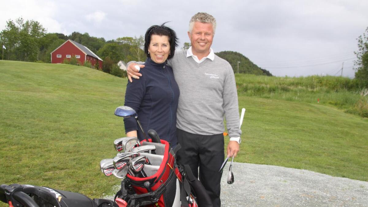 Kari White Simonsen og Anders Grøttingen Simonsen er par i hjarta, par i golf og kanskje spelte dei under par også.