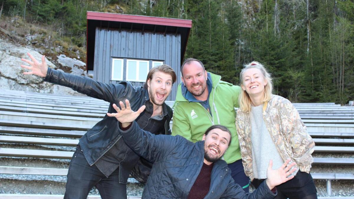 Skaparane av musikalen Jens Jeremiassen, til venstre, Steffen Lindjak Riis, og Karoline Nysveen og administrerande direktør Kees Oscar Ekeli i Bjørneparken som er fulle av forventningar.