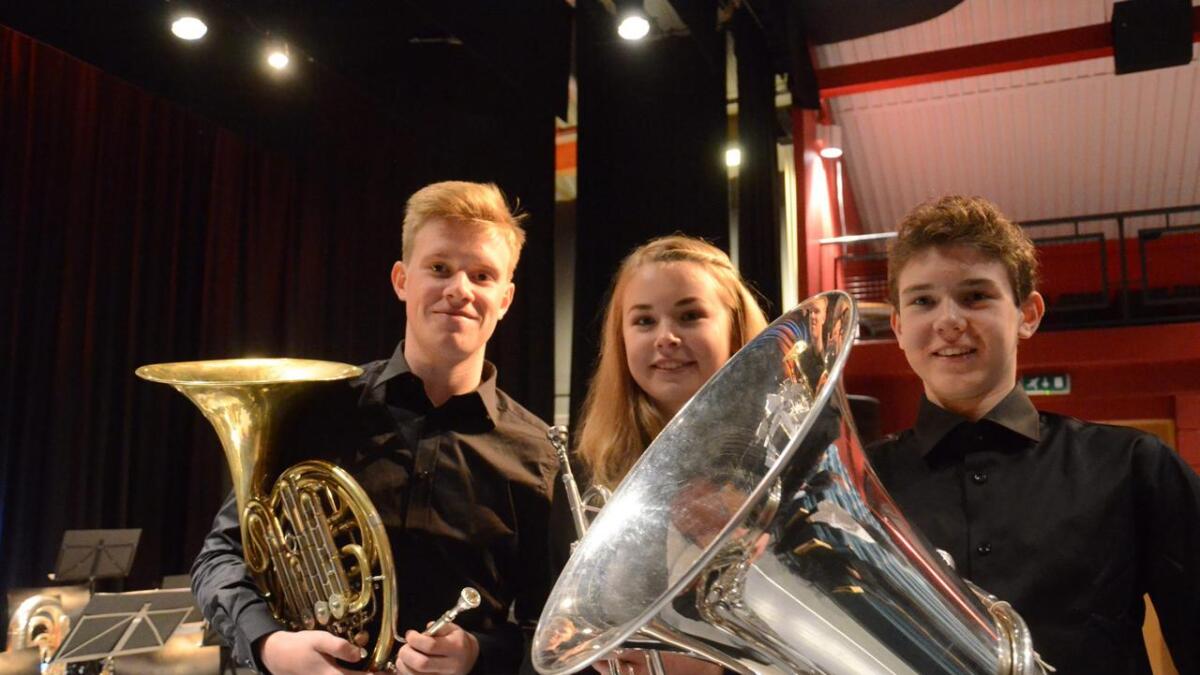 Dei spelte sin aller første konsert med Nesbyen Hornmusikklag, Torbjørn Andersen (15) til venstre, Synne Marie Jorde Bangsund (16) og Sivert Juven (15).