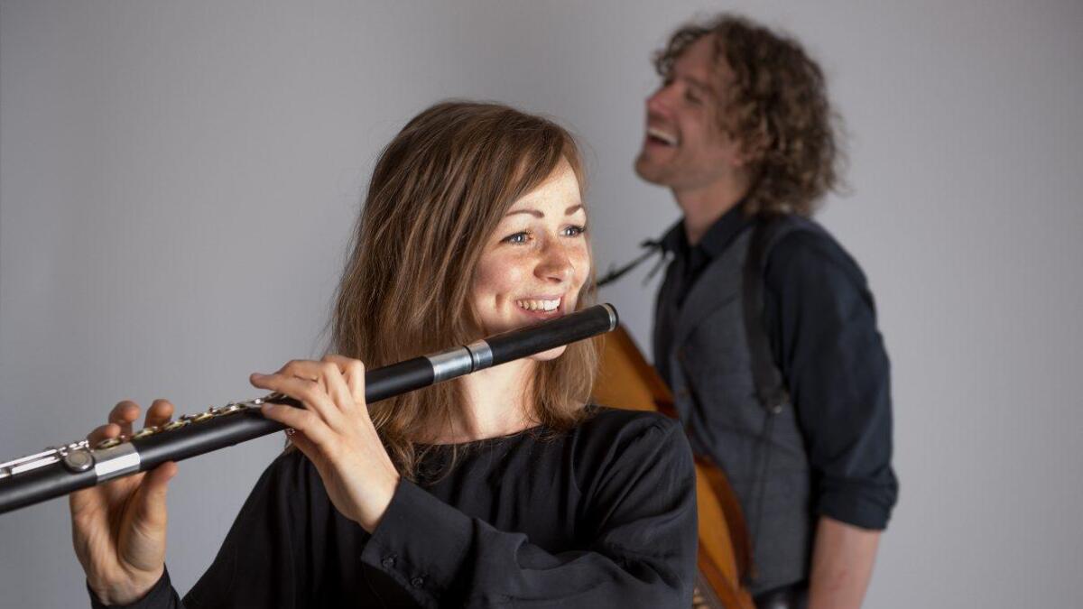 Fløytist Katrine West og nøkkelharpespelmann Erik Rydvall har begge røter i svensk folkemusikk. Dei er opptatt av det sterke sambandet mellom tradisjonsmusikken og barokkmusikken.