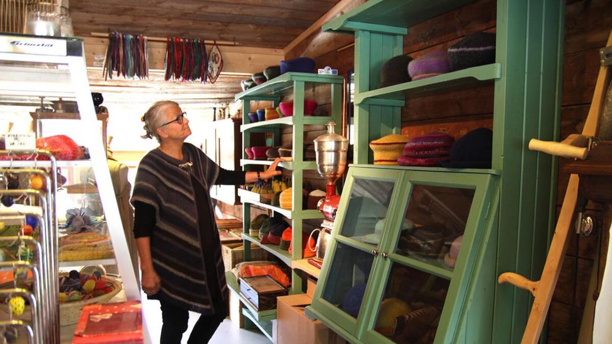 Hallbjørg Strøm har drive med mykje ulike typer handverk opp gjennom åra. Butikkinteriøret er frå den gamle landhandelen foreldra hennar dreiv.