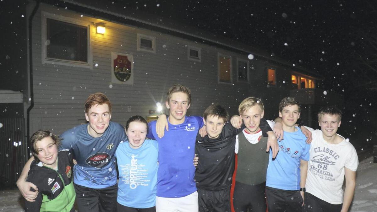 I vintermånadene trenar junior A- og junior B-gjengen til Os Roklubb inne i rohuset i Sigurdsvika. Måndag hadde dei nokre gode minutt i snøen, før dei heiv seg på ei ny intervalløkt på romaskina.