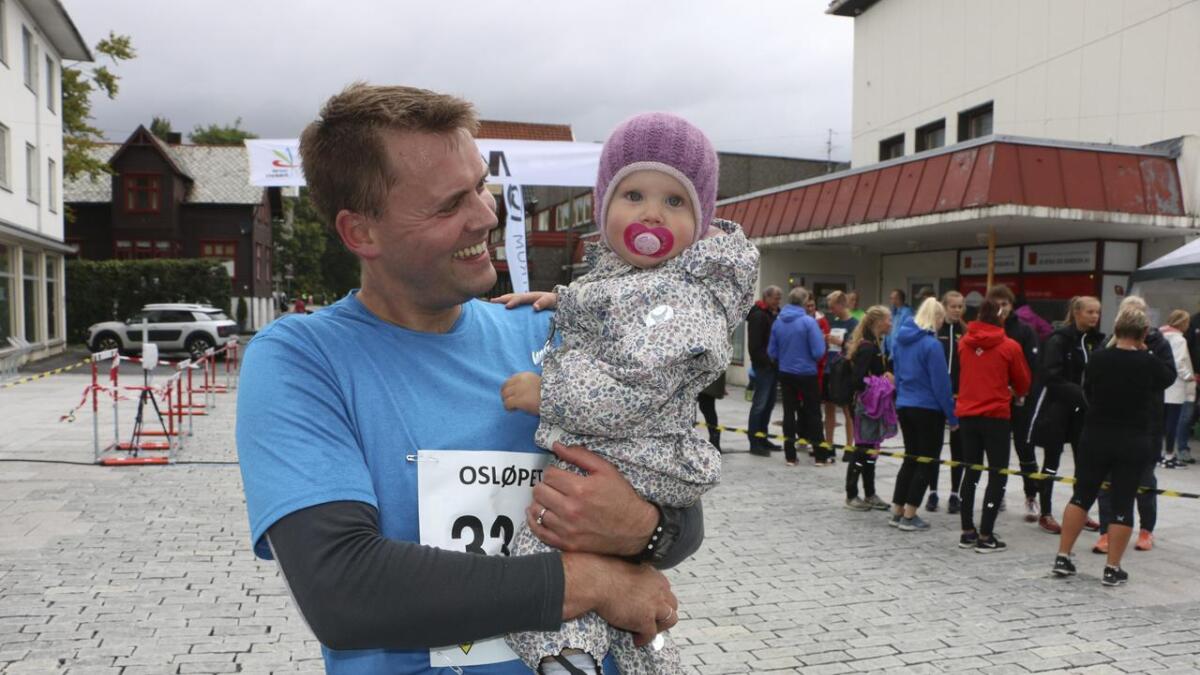 Folk flest synest gjerne det held å stilla til start i Osløpet. Tore Kolltveit tok med seg barnevogn og dottera Solveig (1 1/2).