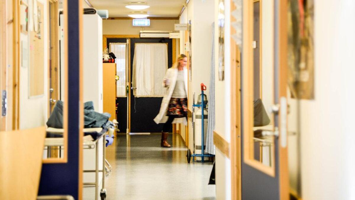 Kommunelege i Hemsedal Camilla Underland, og dei andre legane på vakt, må i periodar springe for å rekke over alle pasientane som ramlar inn på legekontoret, men det er mangel på fysisk plass som er bøygen. (Arkivfoto)