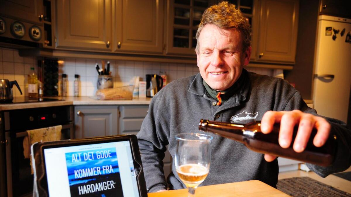 Vilhelm Håvardsrud prøvesmakar ølet sitt på kjøkkenet heime i Uvdal før lanseringa av «Hardangervidda» under fjellmatfestivalen på Torsetlia.