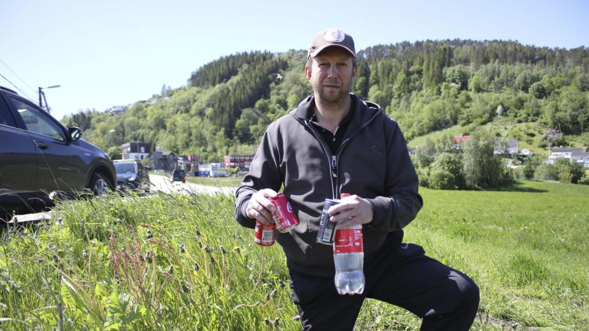 Plastflasker og aluminiumbokser som blir kasta ut bilvindauget og ut på eit jorde, kan enda opp med å drepa dyr. Bonde Jon Grindevoll er fortvila.
