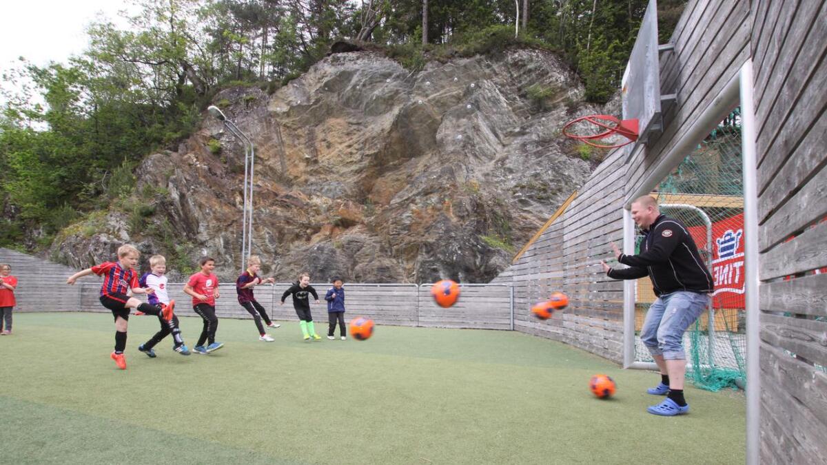 Det er overraskande bra tilslag i skotføtene til dei unge fotballentusiastane på Ådlandsfjorden Idrettslags fotballskule. Instruktør og keeper Alexander Eikeland fekk køyrt seg.