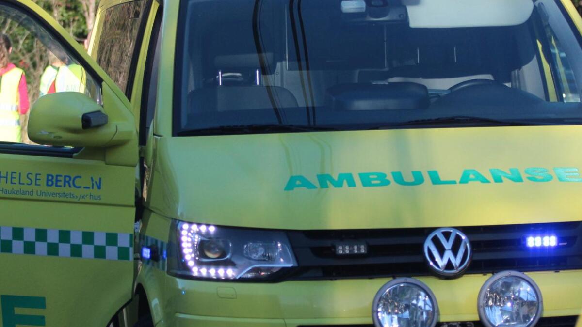 Ein gut fekk tilsyn frå ambulansepersonell etter ei ulukke ved kjøpesenteret Amfi Os i føremiddag.