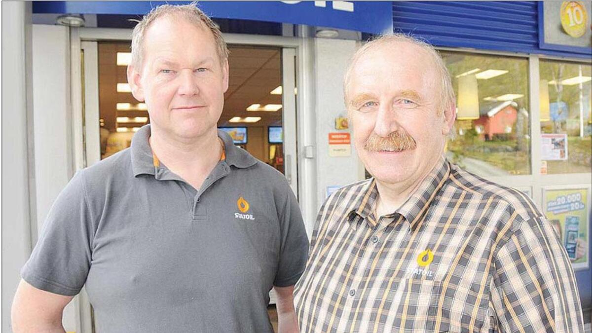 Kjell Birger Teigen (t.h.) og Ståle Ellingsen har jobba på bensinstasjonen i Seljord i høvesvis 40 og 24 år.