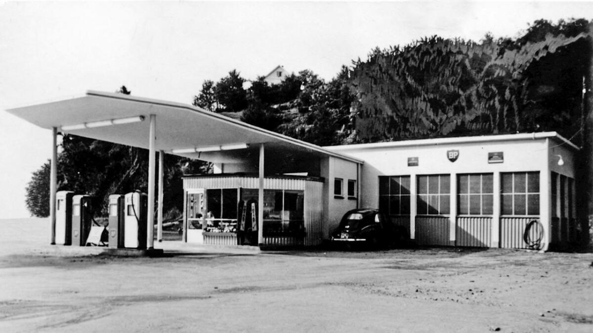 Slik såg bensinstasjonen ut då den var eigd av Fana, Os, Milde på slutten av 1950-talet. (Privat foto)