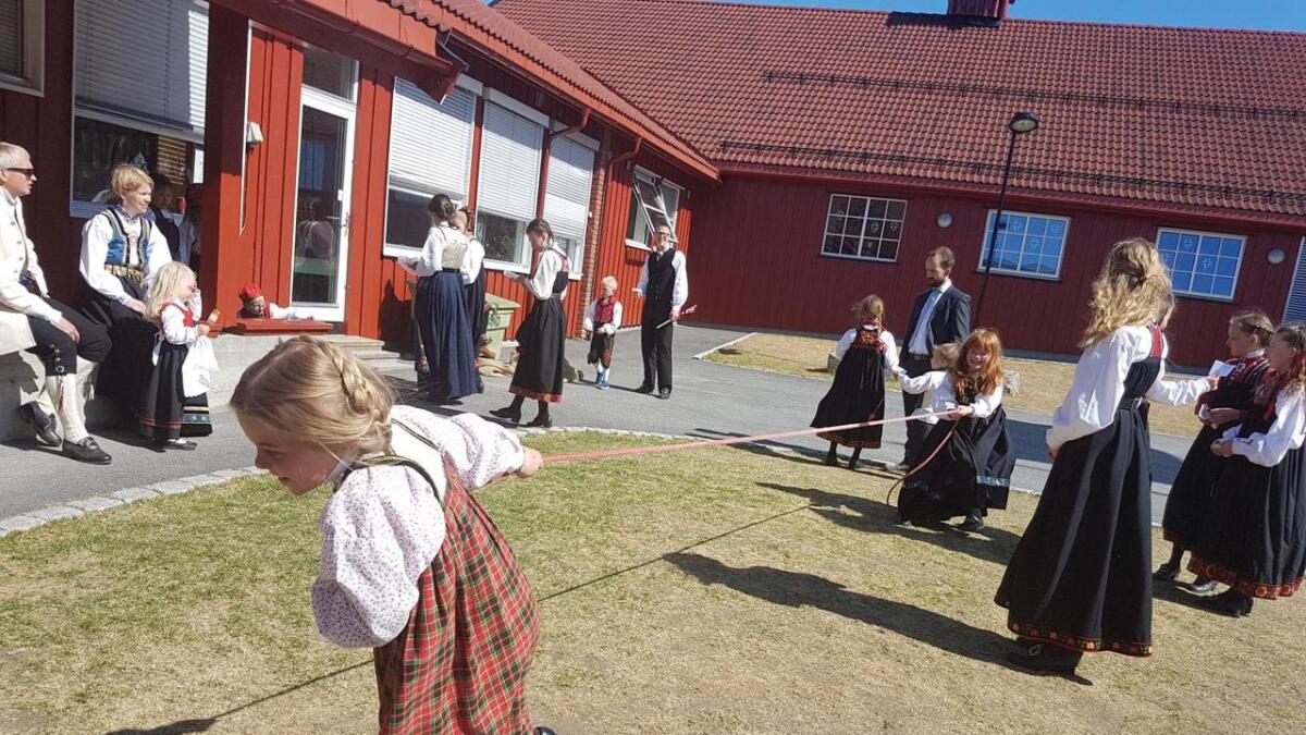 Signe Haug Koksvik (framme) prøver seg i tautrekking mot Andrine Vikanes under feiringa i Leveld.