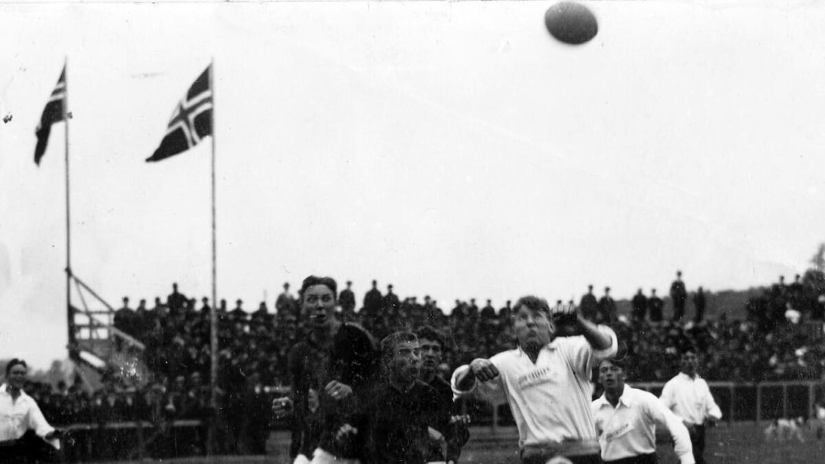 Odd tok sin sjette NM-titttel da de slo Kvik i Sarpsborg 1915. Odd vant 2-1 etter scoringer av Nils Thorstensen og Einar Gundersen.