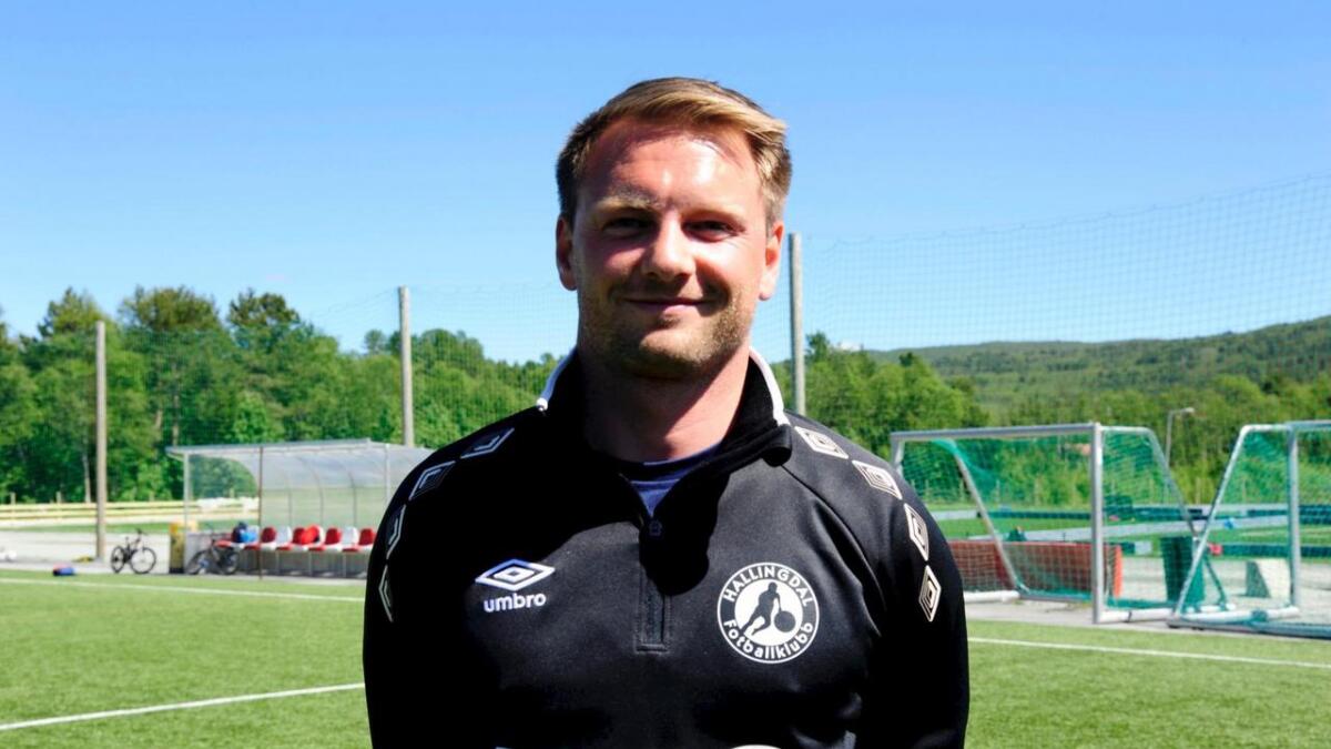 Stian Bråten går frå Hallingdal FK til jobb som spelarutviklar på U15 i Mjøndalen.