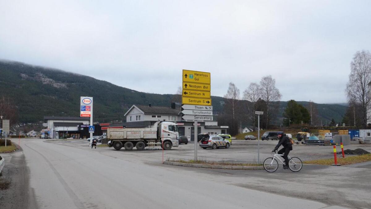 Essoplassen i Nesbyen er uoversiktleg. Bilete er teken like etter ulykka måndag då all trafikk inn og ut av plassen var stoppa.