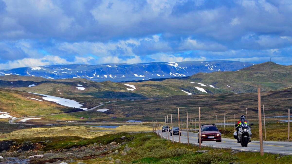 Den nasjonale turistvegen over Rv7 Hardangervidda hadde eit toppår i sommartrafikken i fjor. I juli i år var det ein svak tilbakegang i kor mange bilar som dagleg passerte målestasjonen.