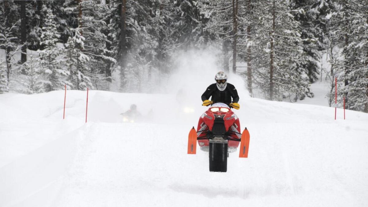 Bildet er frå då Skafså motorsportklubb arrangerte sør-norsk cup for snøskutercross. 	Arkiv