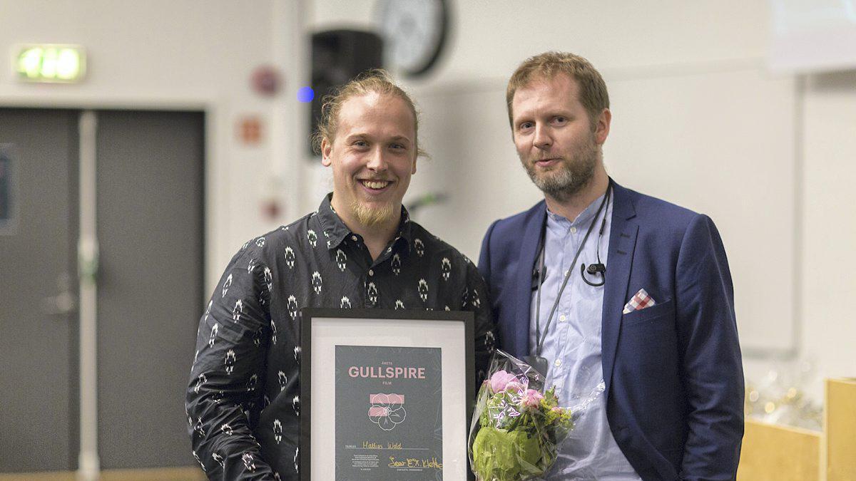 Filmtalentet Mattias Sperrevik Wold fekk nyleg utdelt «Årets Gullspire» ved Høyskolen Kristiania i Bergen. Her i lag med hovudlærar Joar E. M. Klette.