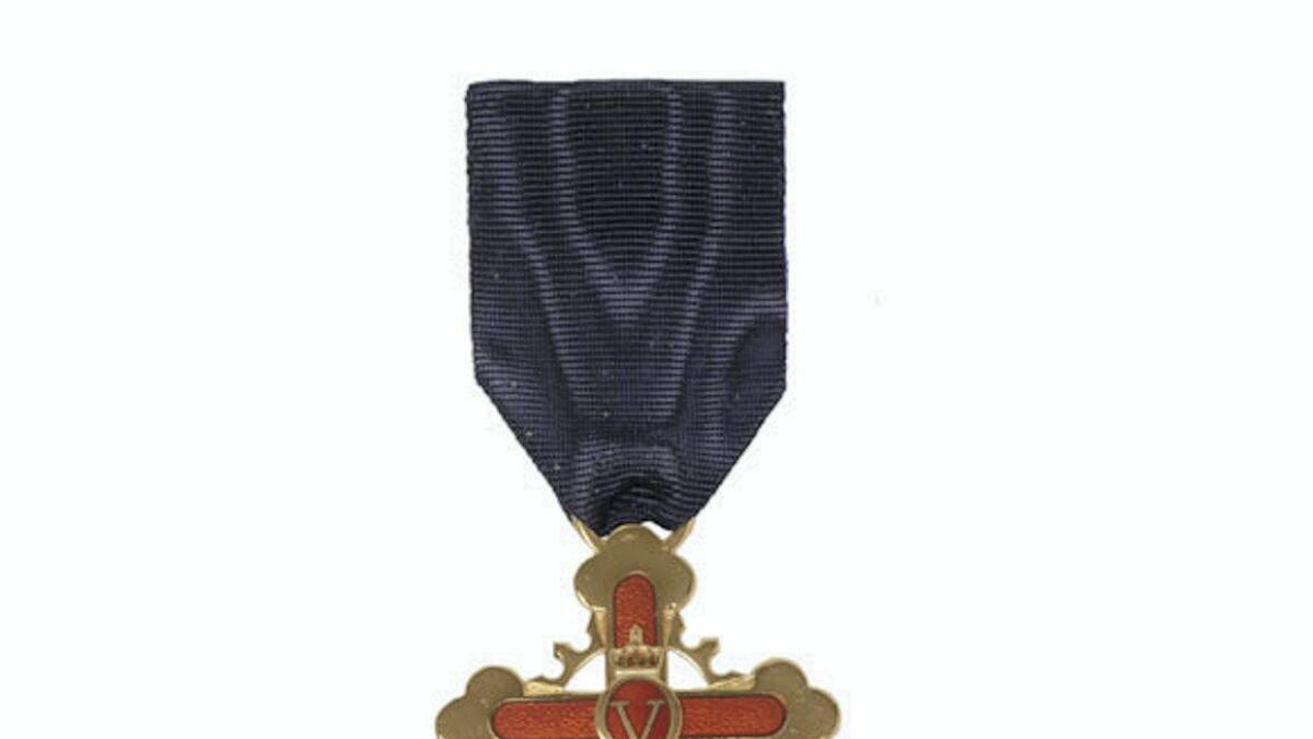 Denne medaljen vert snart festa til Hans Bjørn Bakketeigs bryst. Då vert han Ridder av 1. klasse.