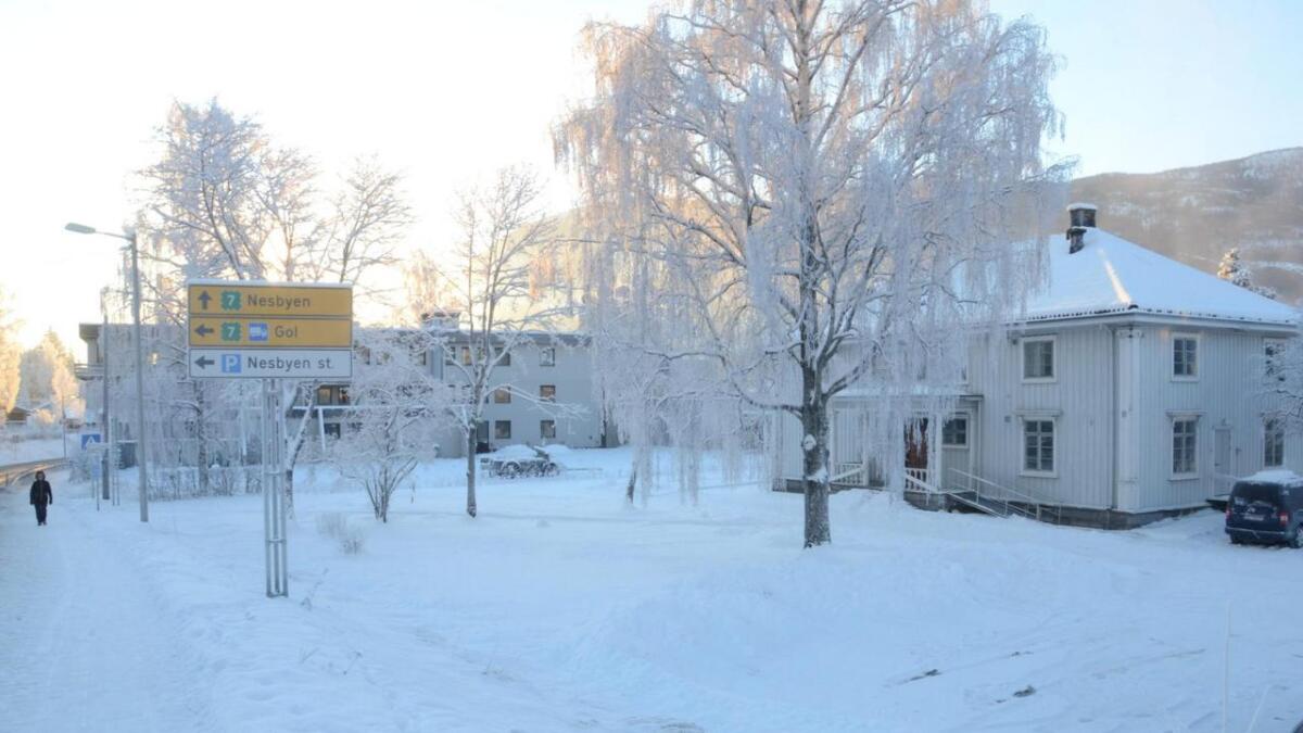 Den gamle herskapsvillaen som Nes kommune eig kan bli ofra for ei utbygging på tidlegare Østenfor Hotell.