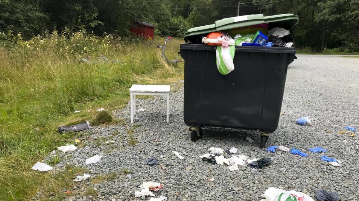 Teamleiar for vedlikehaldstenesten i Os kommune, Tore Kleppe, seier dei skal rydda opp etter den overfylte containeren i Kuvågen.