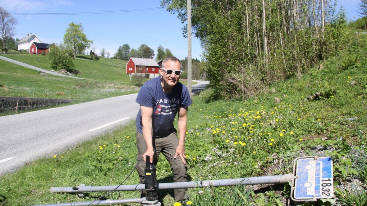Hugo Steffensen i Fundament Skruen AS pakka med seg utstyr og reiste til Strøno i dag for å fiksa busstoppet til Inger Økland (80).