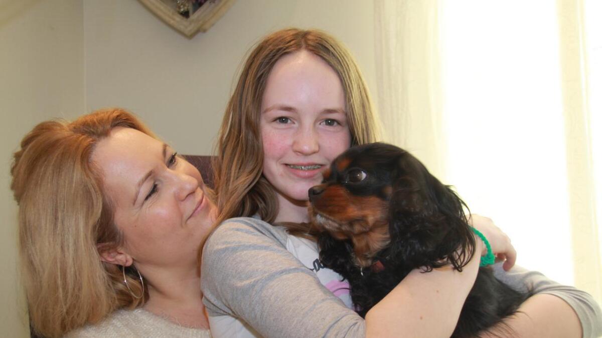 Malin Meyer-Lohne kosar med hunden Nemi og mamma Jannicke Meyer-Lohne.