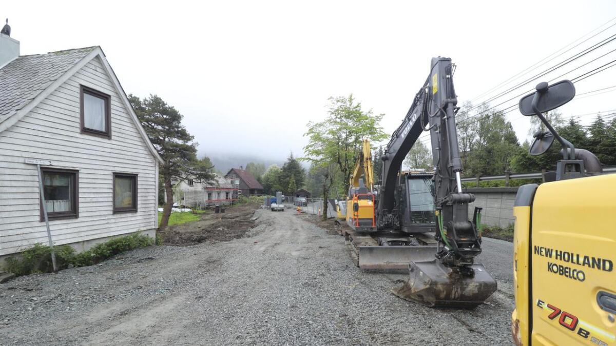 Dei to kommunale mikrohusa er tenkt å koma i Eikhaugvegen på Søfteland. Det er den siste tida utført  arbeid på staden i samband med nokre vassleidningar.
