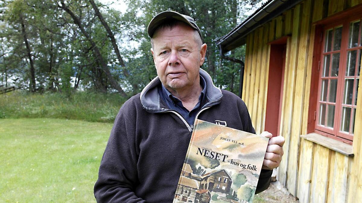 Johan Vaa viser fram boka om Neset, som blei lansert på fredag. Omslaget er ein akvarell gjort av Patricia Larsen, som budde på garden store delar av det førre århundre.