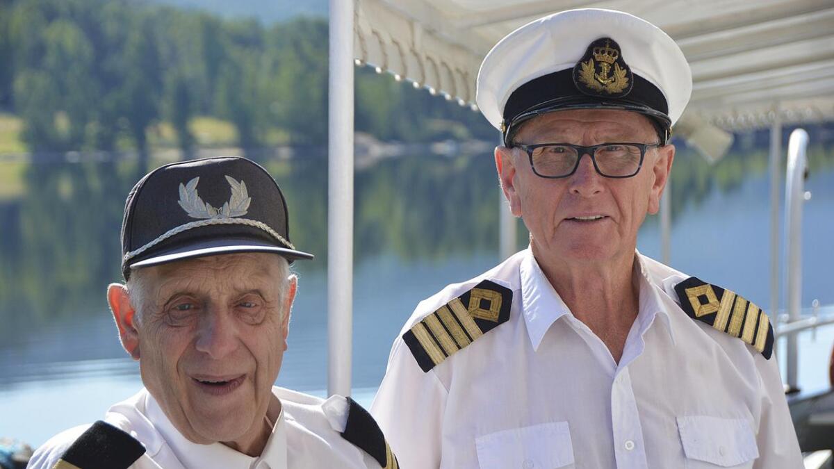 Matros Olav Tveitane (t.v.) og kaptein Reidar Skogheim fylte 83 og 78 år i sommar, men dei er framleis trufast mannskap om bord på Fram.