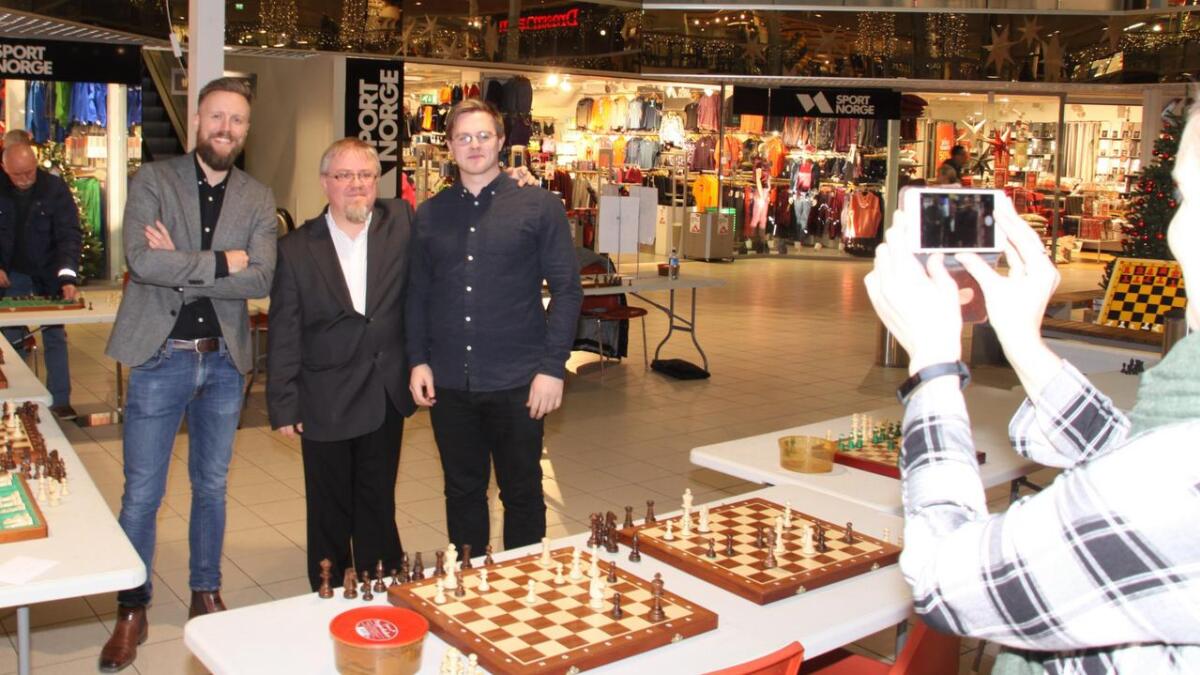 Daniel Skotheim, Dmytro Ostanin og Kay Even Hægland startar no sjakklubb for vaksne. I haust arrangerte dei simultantansjakk på Amfi Os.