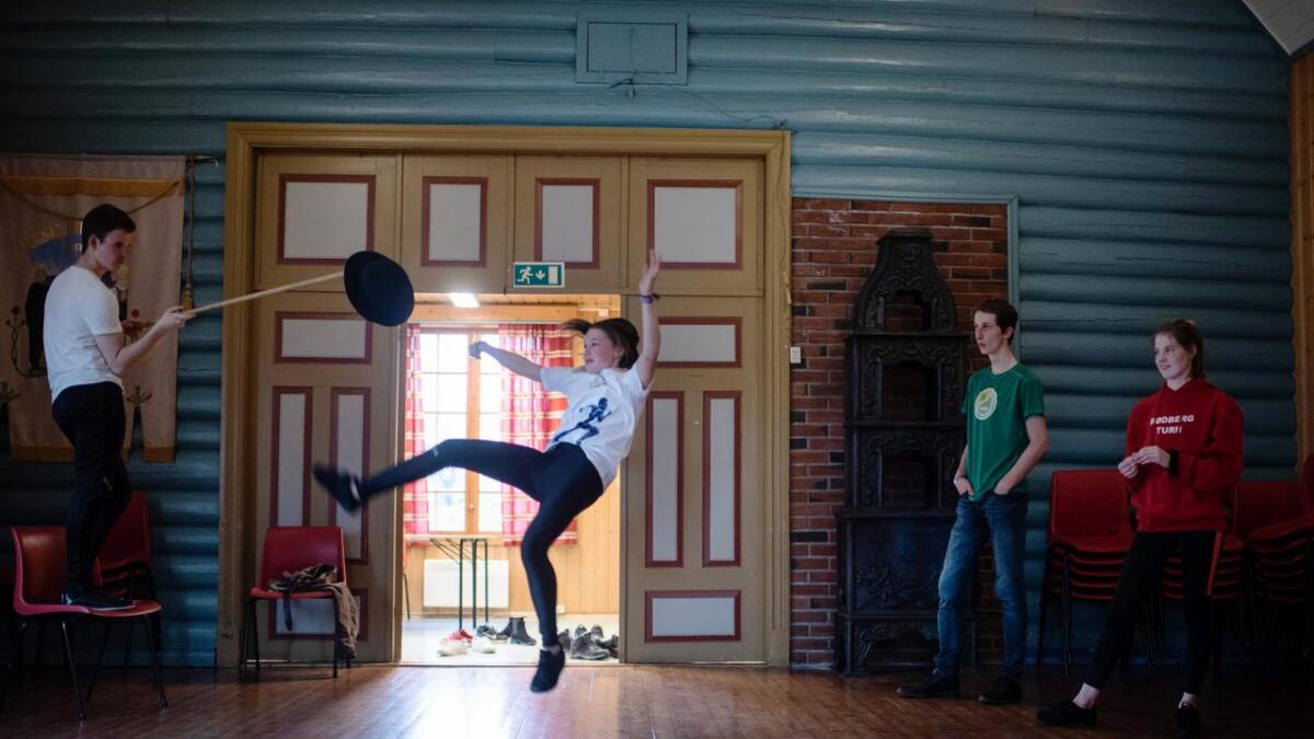 Åsne Hjertaas Sporan (14) frå Numedal har dansa folkedans i fem år.