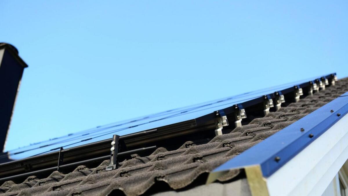 Solcellepanelet ligg diskret på taket.