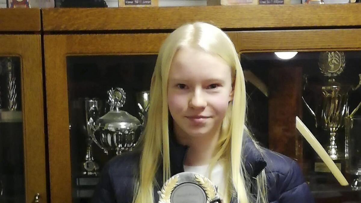 Nora Wiik Søreide fekk bragdprisen på STILs årsmøte søndag. 13-åringen har vore suverent best i sin årsklasse det siste året.