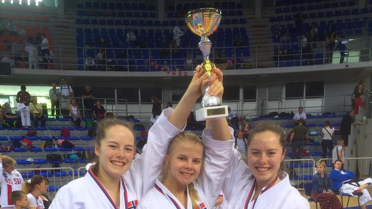 I lag med tvillingsøstrane Ingrid og Marte Mjåtvedt vann Anni også gull i lagkata i klassen jenter 16-17 år.