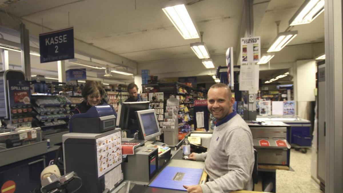 Lars Sigurd Hjertholm har jobba i butikken over halve livet. For 31-åringen blir det rart å ikkje skulla på jobb i Idrettsvegen på måndag.
