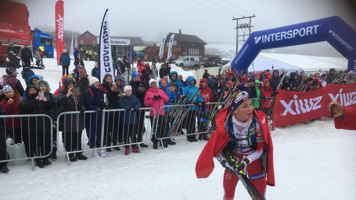 Therese Johaug og dei andre eliteløparane melde om ei strabasiøs og kald ferd over fjellet under årets Skarverenn.