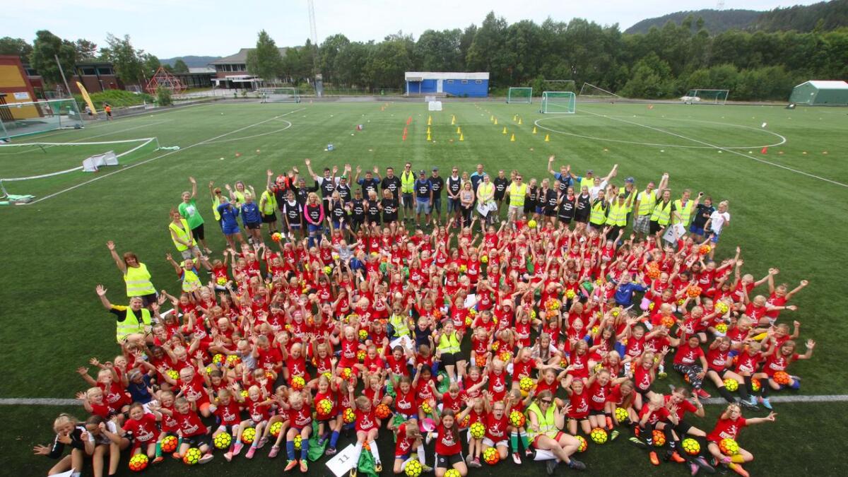 230 jenter pluss 60-70 hjelparar klare for den store dagen på Nore Neset idrettsplass.