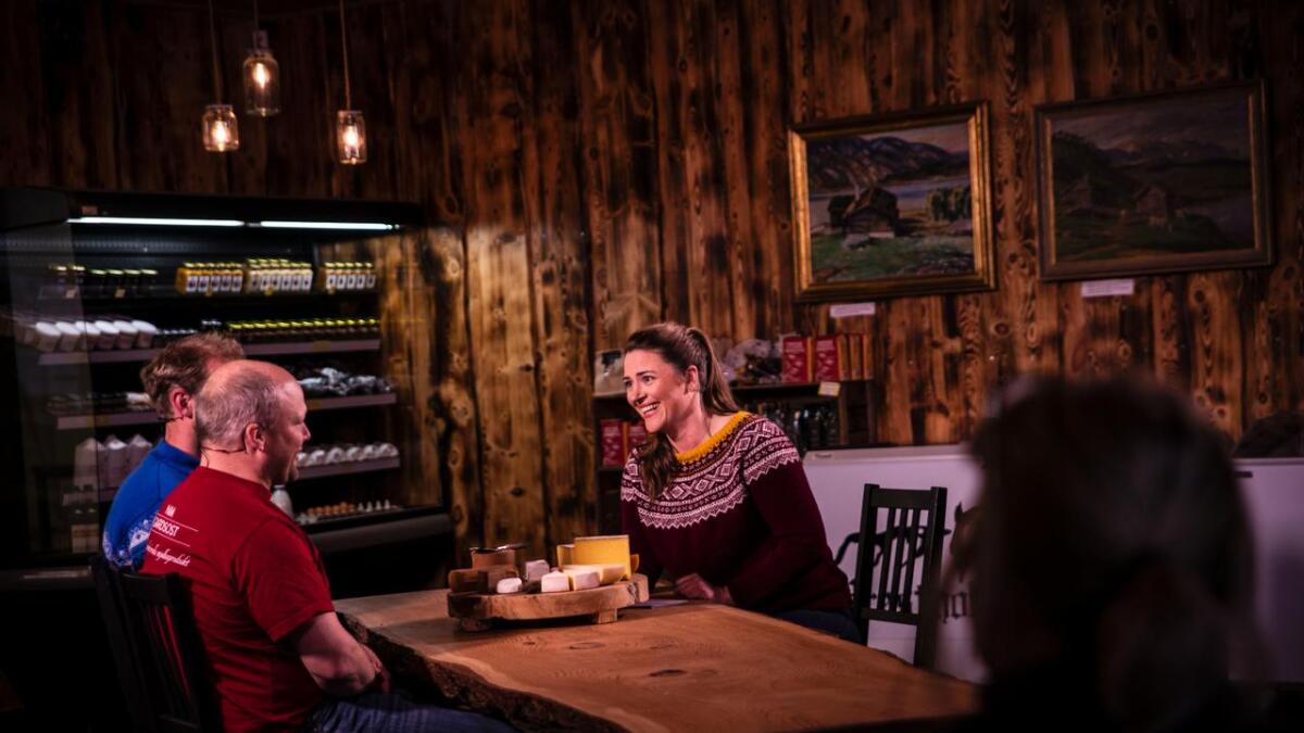 Osteprodusentane Tim Reidar Stenberg og Jarle Rueslåtten gjev programleiar Charlotte Haarvik Sanden ein smakebit på kva ostenasjonen Norge har å by på.