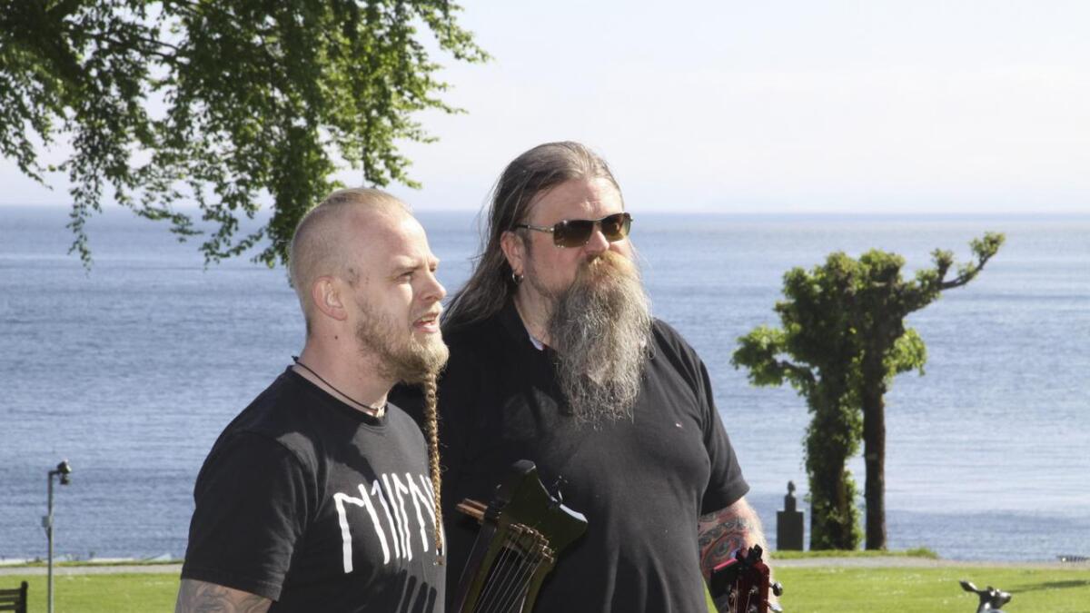 Einar Selvik (t.v.) og Ivar Bjørnson fortel at verda viser ei voldsom interesse for det norrøne og nordiske.