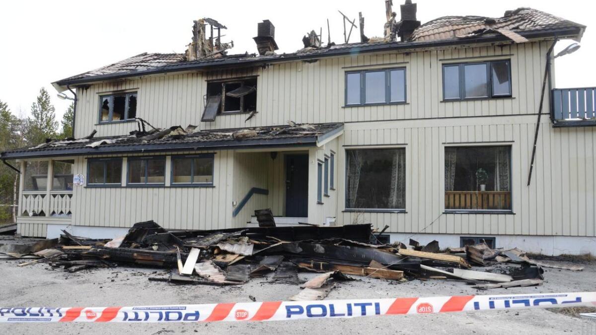 Hol kommune jobbar med å finne ei løysing for å få rive det utbrende bygget i Hovet. Det brann 10. mai 2016.