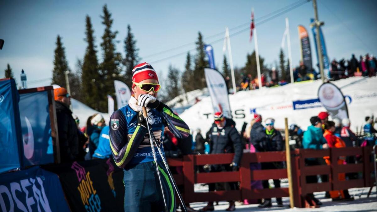 Narve Veslegard i mål etter siste etappe i sitt heat for Ål skiskyttarlag.