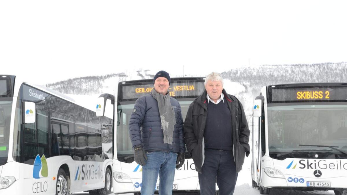 Arne Pålgardhaugen (t.v.) og SkiGeilo skal samarbeide med Steinar Juvet og Geilo Turbusser om drifta av dei tre skibussane som skal gå mellom alpinanlegga i bygda. Torsdag var det prøvetur på ruta mellom Vestlia og Geiloheisen.