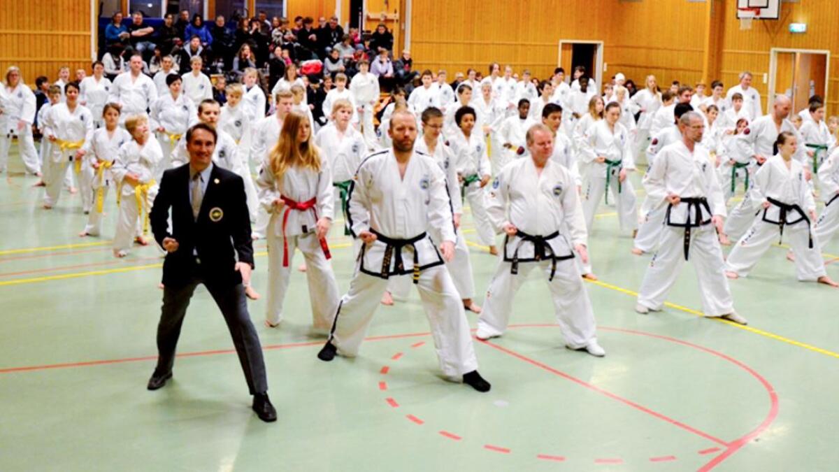 – Dette kommer taekwondo-miljøet i Vesterålen til å snakke om i flere tiår, spår arrangørene. Neste helg kommer to av de høyest rangerte toppene i det internasjonale taekwondo-forbundet for å arrangere et seminar som knapt har hatt sidestykke i Norge. (Arkivfoto fra ei tidligere gradering)