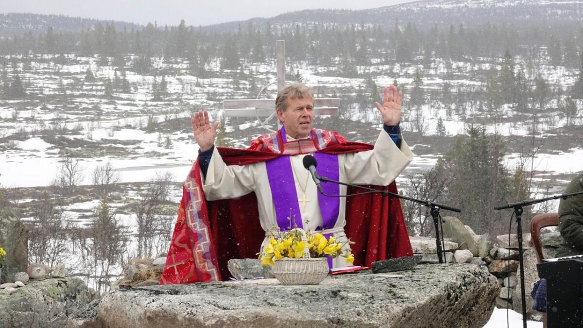 Biskop Per Arne Dahl er den tredje og hittil siste av dei biskopane som har halde gudsteneste i naturkatedralen. Dette er frå påskemessa i 2017.
