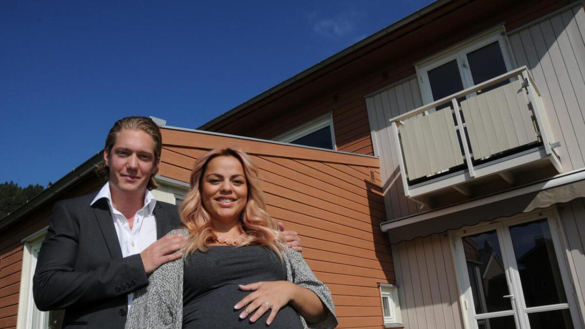 Thale Lucia Qvigstad og Eirik Aaltvedt Frønes flytter sammen i Porsgrunn denne uken. Men, de                       fikk litt hjelp fra familien for å få finansieringskabalen til å gå opp.