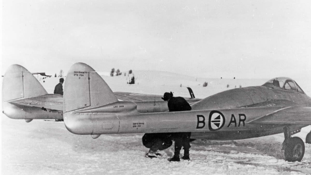 Vampire jagarfly på Tisleifjorden under Luftforsvaret si øving der i 1950.