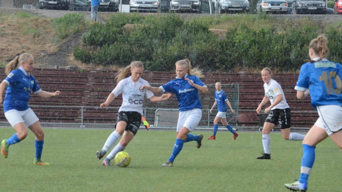 Emilia Stensrud Tyribakken (t.v.) og Sunneiv Syversrud scora måla då HFK vann 4-2 mot Grei på Hallingmo.
