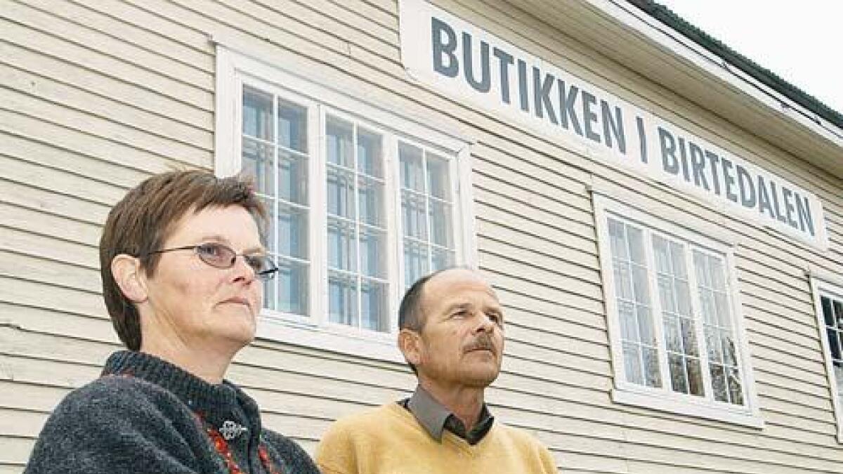 Aase Katrine Tovslid og Hans Kristian Sølyst fryktar fleire tilbod forsvinn i Birtedalen etter at Posten har vedteke å køyre posten sjølv.